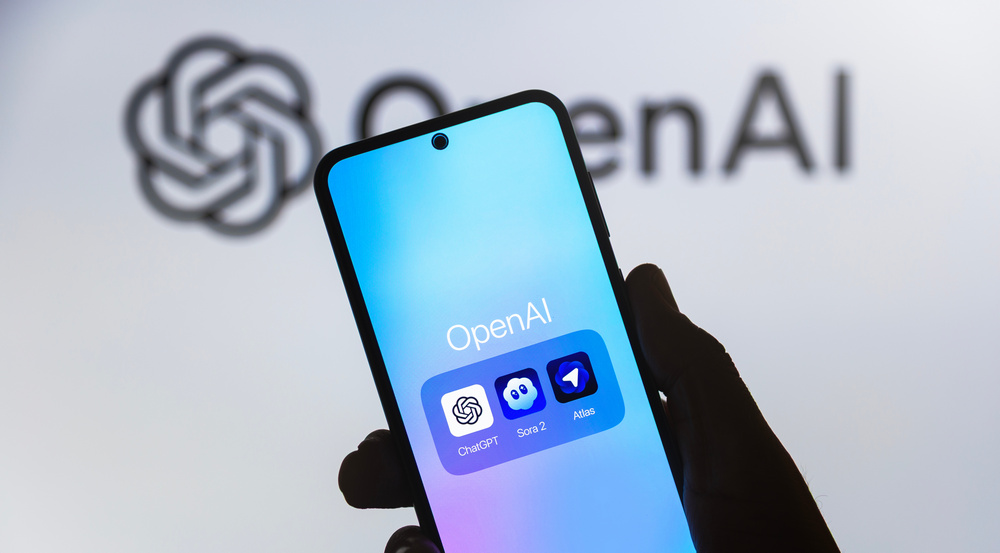 Aplikacja ChatGPT na smartfonie z logo OpenAI w tle – dostęp do modeli GPT-5 w wersji mobilnej