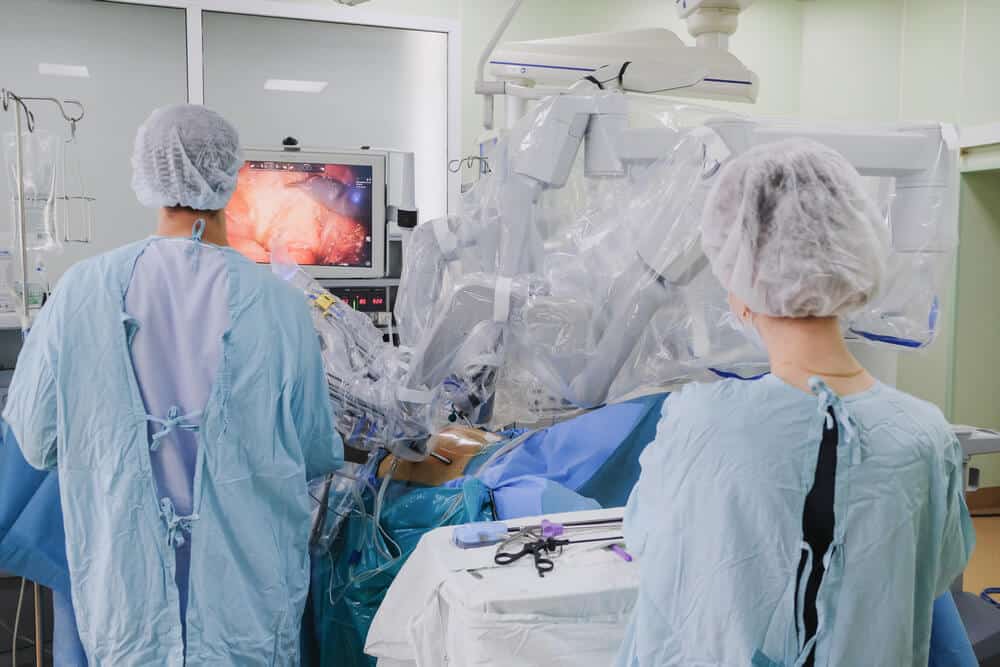Proces przeprowadzania operacji chirurgicznej przy użyciu nowoczesnego robota chirurgicznego. Robot chirurgiczny da Vinci