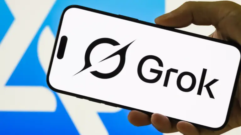 Grok AI – co to jest, jak działa, ile kosztuje i jak korzystać w 2026 roku? Grok AI na smartfonie z logo X w tle. Źródło: Adobe Stock