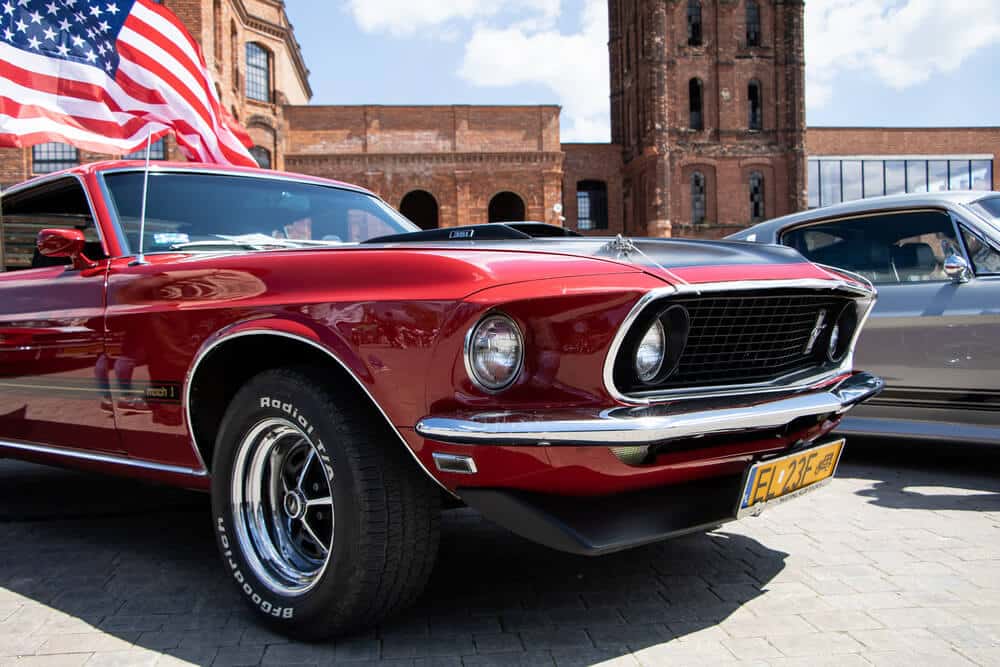 Klasyczny czerwony Ford Mustang Mach 1 na wystawie samochodów amerykańskich w Łodzi, Polska - blog technologiczny codelabel