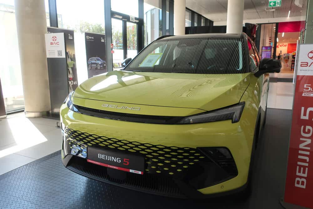 Samochód Baic Beijing 5 na wystawie w Galerii Młociny. WARSZAWA, POLSKA - blog technologiczny codelabel