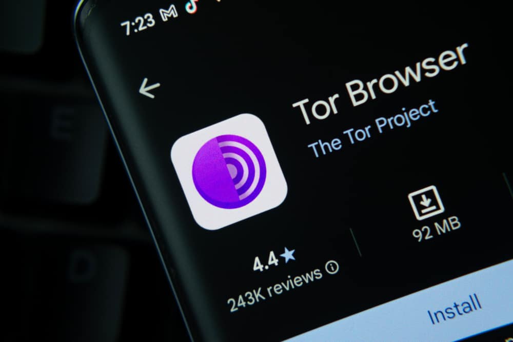 Aplikacja Tor Browser z Google Playstore wyświetlana na ekranie smartfona