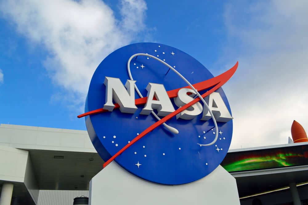 Centrum Kosmiczne im. Kennedy’ego, Floryda, USA - tabliczka NASA przy wejściu