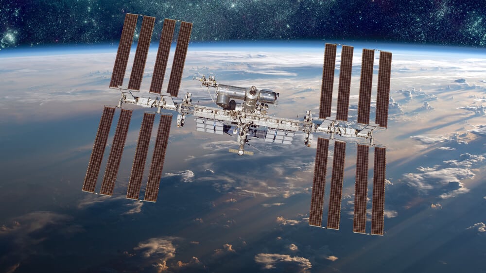 Międzynarodowa Stacja Kosmiczna ISS nad planetą Ziemią. Elementy tego zdjęcia dostarczone przez NASA
