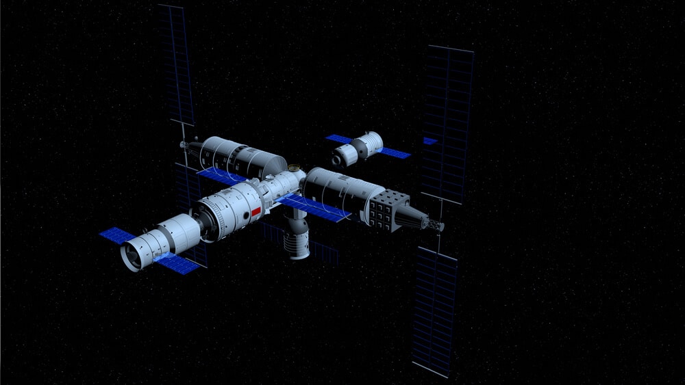 Załogowy statek kosmiczny Shenzhou zmierza w kierunku sprzężenia z TIANGONG 3 - chińską stacją kosmiczną na czarnym tle z gwiazdami.