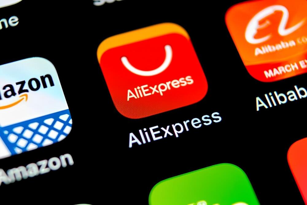 AliExpress – ikona aplikacji na ekranie smartfona obok Amazon i Alibaba