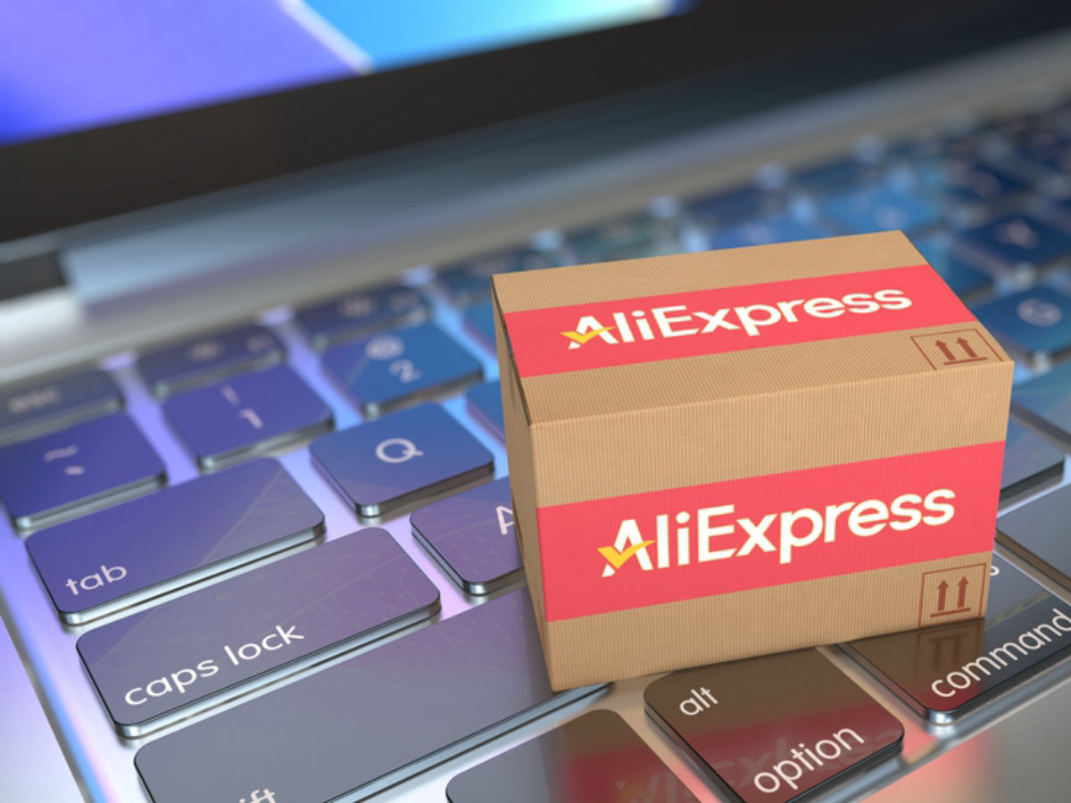 AliExpress – paczka z logo platformy symbolizująca dostawy zakupów online w 2026 roku