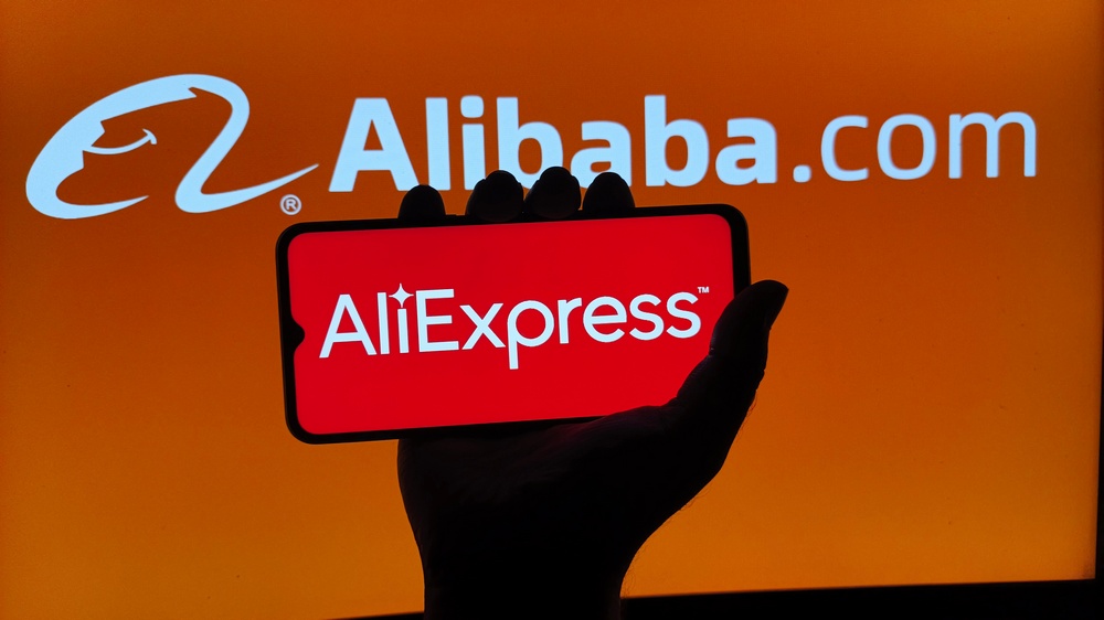 AliExpress i Alibaba Group – logo platformy AliExpress na tle serwisu Alibaba.com
