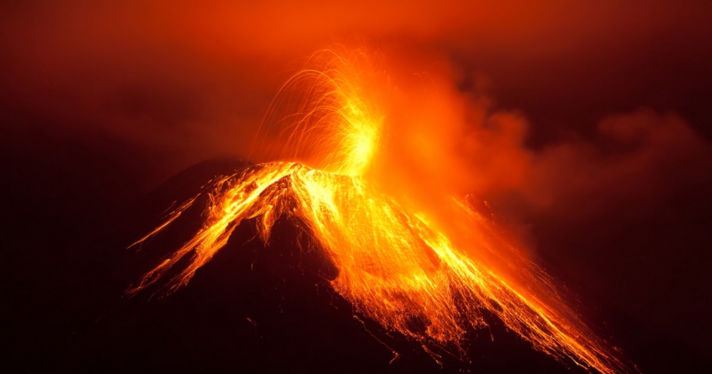 Erupcje wulkaniczne – nocna erupcja wulkanu z fontanną lawy i intensywnym wypływem magmy