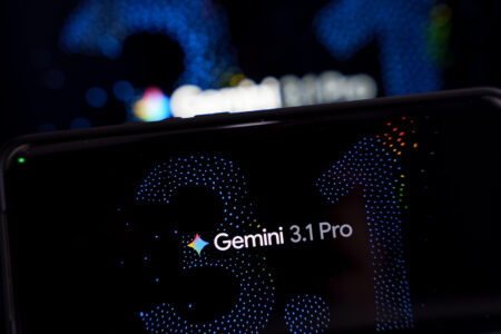 Gemini 3.1 Pro na ekranie smartfona – premiera nowego modelu AI Google z ulepszonym rozumowaniem