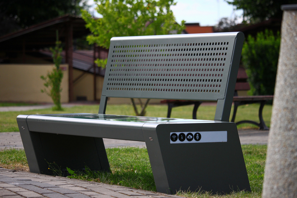 Inteligentna ławka miejska SEEdiA z panelem solarnym i WiFi – przykład polskich wynalazków w technologii smart city
