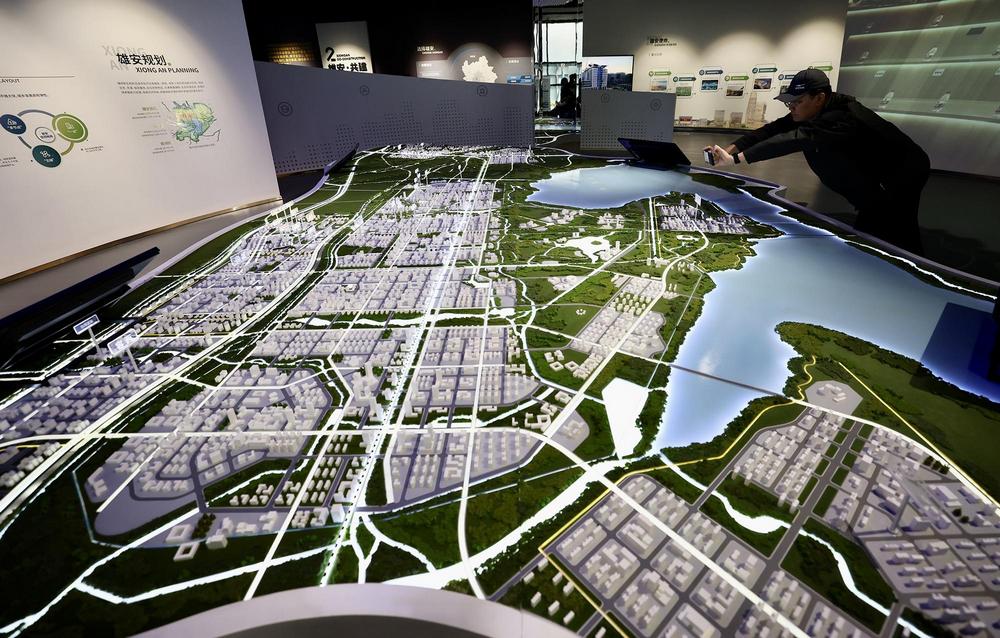 Makieta urbanistyczna Xiong’an New Area prezentująca plan inteligentnego miasta z układem dróg, zabudowy i terenów zielonych – model strefy technologicznej przyszłości w Chinach.
