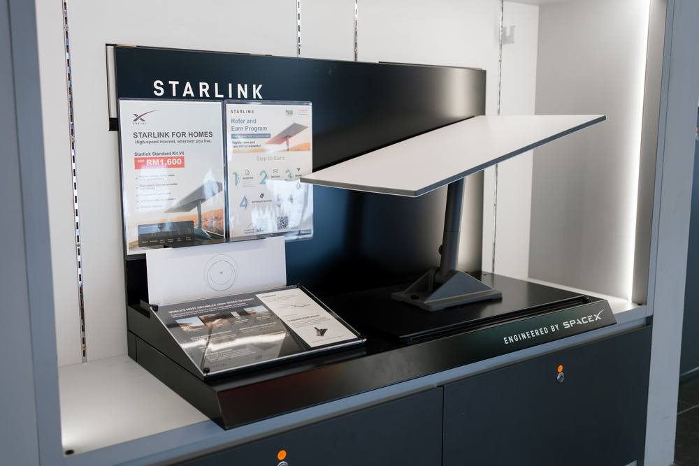 Zestaw Starlink w punkcie sprzedaży – sprzęt do internetu satelitarnego w Polsce 2026.