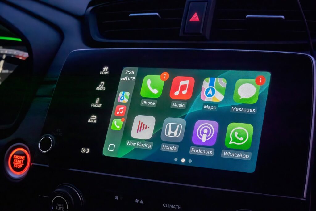 Apple CarPlay z WhatsApp – komunikator na ekranie samochodu