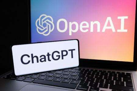 ChatGPT 5.3 Instant – nowy szybki model AI od OpenAI na ekranie smartfona i laptopa