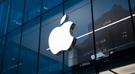50 urodziny Apple: 10 momentów, które zmieniły technologię Logo Apple na budynku w Cupertino