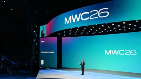MWC 2026 w Barcelonie – scena główna targów Mobile World Congress z prezentacją keynote i logo MWC26 na ekranie