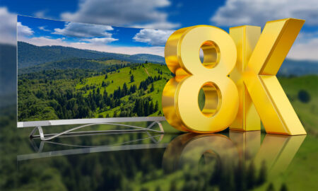 Telewizory 8K – duży ekran z krajobrazem górskim i złotym napisem 8K symbolizującym najwyższą rozdzielczość obrazu