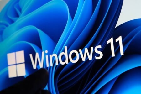 Windows 11 muli po aktualizacji? Wyłącz te 3 ukryte funkcje i przyspiesz system w 2 minuty Windows 11 logo na tle systemu – problem spowolnienia komputera po aktualizacji i optymalizacja wydajności