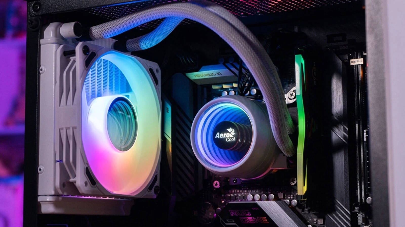 Chłodzenie wodne AIO w komputerze gamingowym z wyświetlaną temperaturą procesora i systemem wentylacji RGB