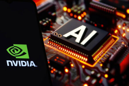 NVIDIA dominuje rynek AI i wyprzedza Apple oraz Microsoft. Co stoi za jej sukcesem? NVIDIA AI chip – procesor sztucznej inteligencji napędzający rozwój rynku AI