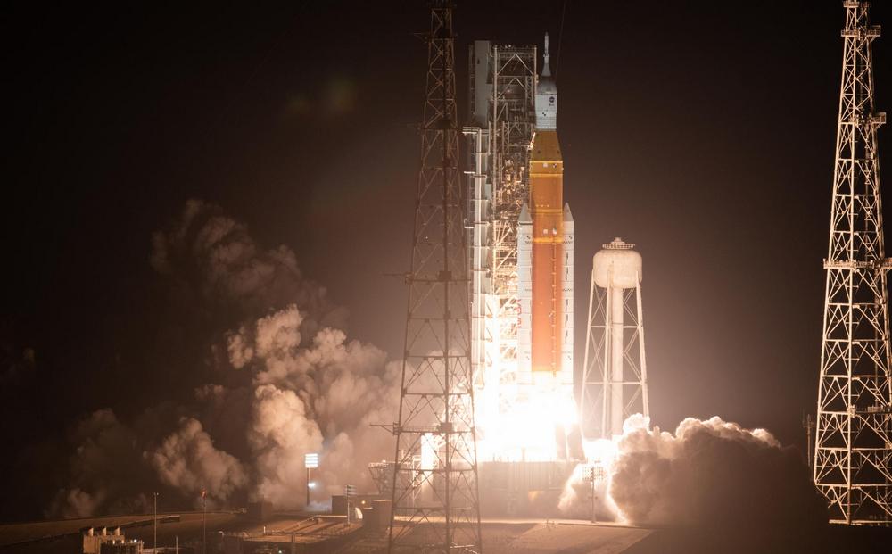 Start rakiety SLS programu Artemis NASA z kapsułą Orion podczas misji Artemis I w Kennedy Space Center. NASA