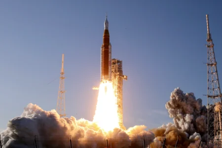 Artemis II napotyka pierwszy problem. NASA usuwa usterkę na pokładzie Oriona Start rakiety Space Launch System (SLS) z kapsułą Orion podczas misji Artemis II. Zdjęcie NASA