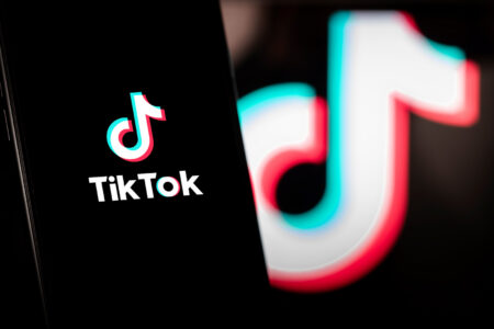 TikTok inwestuje miliard euro w Europie. Powstaje kolejne centrum danych TikTok – logo aplikacji na smartfonie