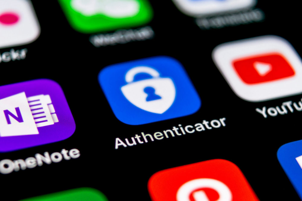 Jak ustawić uwierzytelnianie dwuskładnikowe aplikacja authenticator na smartfonie zabezpieczenie konta