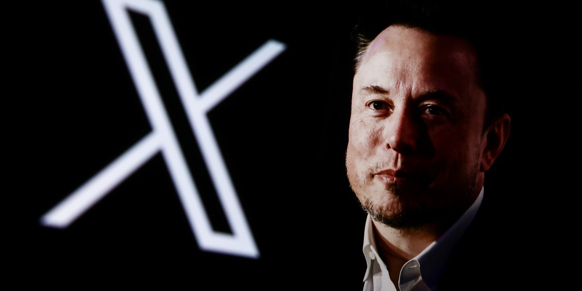Elon Musk na tle logo X