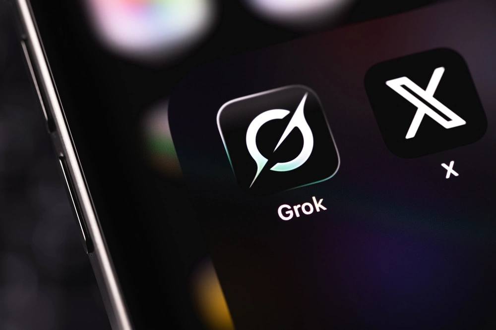 Ikony aplikacji Grok i X na ekranie smartfona
