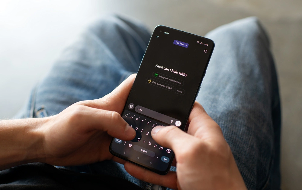 Jak korzystać z ChatGPT bezpiecznie – użytkownik wpisuje pytanie w aplikacji AI na telefonie