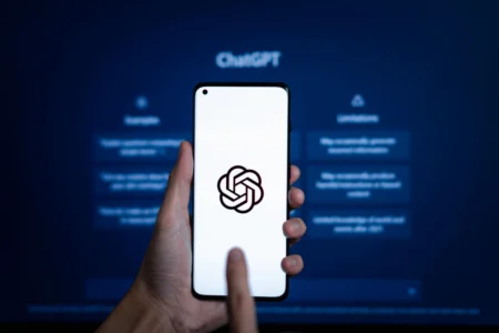 Jak korzystać z ChatGPT bezpiecznie – aplikacja ChatGPT na telefonie i interfejs AI