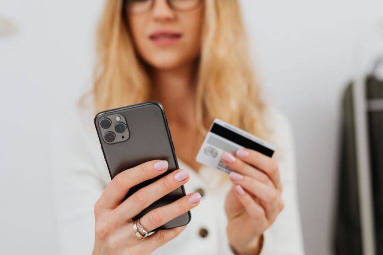 Jak mieć konto pod kontrolą? Włącz powiadomienia push i SMS z banku! Powiadomienia push z banku – jak mieć konto pod kontrolą?