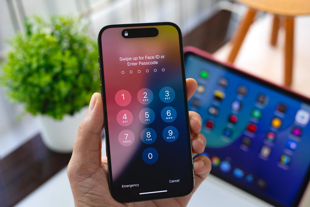 Jak zabezpieczyć Apple ID – iPhone z ekranem blokady i kodem dostępu