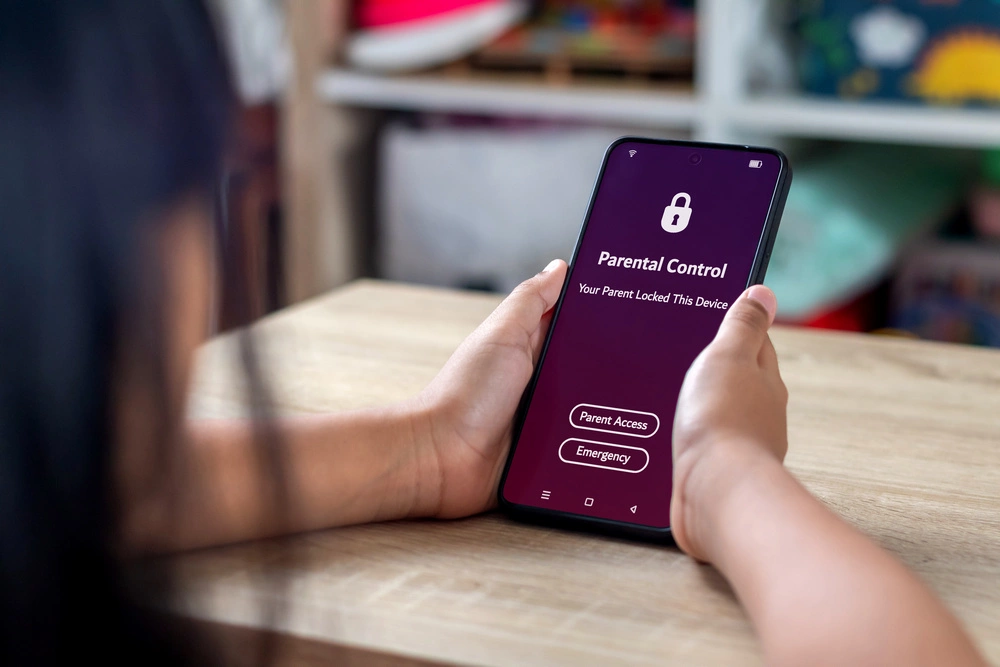 Kontrola rodzicielska na telefonie dziecka chroniąca przed oszustwami w internecie