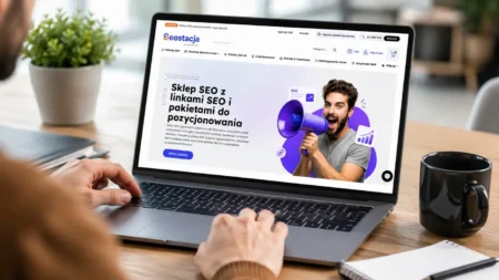 Jak wybrać pakiety SEO, które wspierają pozycjonowanie strony? Praktyczny poradnik dla firm Osoba przeglądająca sklep SEO Seostacja.pl z pakietami SEO na laptopie