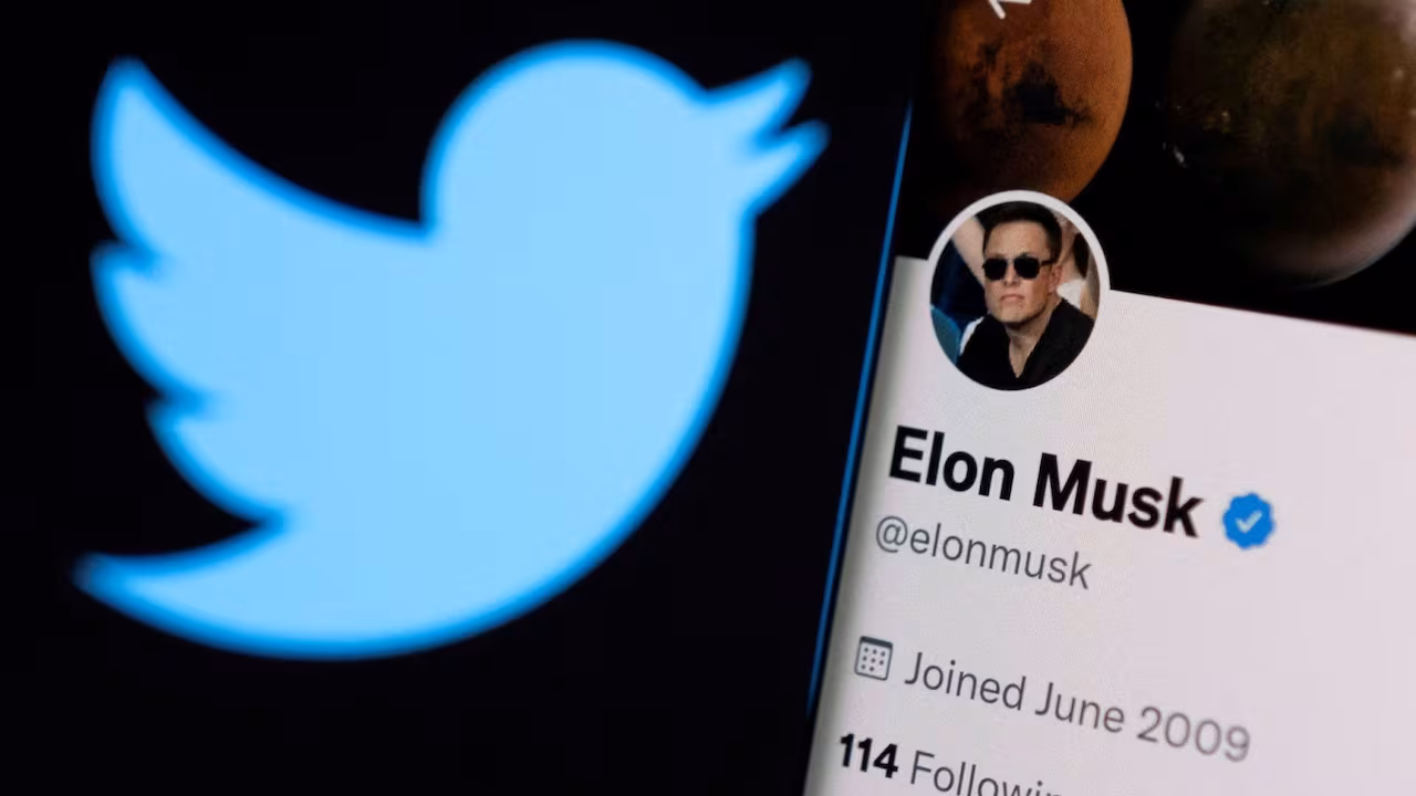 Profil Elona Muska na X obok dawnego logo Twittera z niebieskim ptakiem