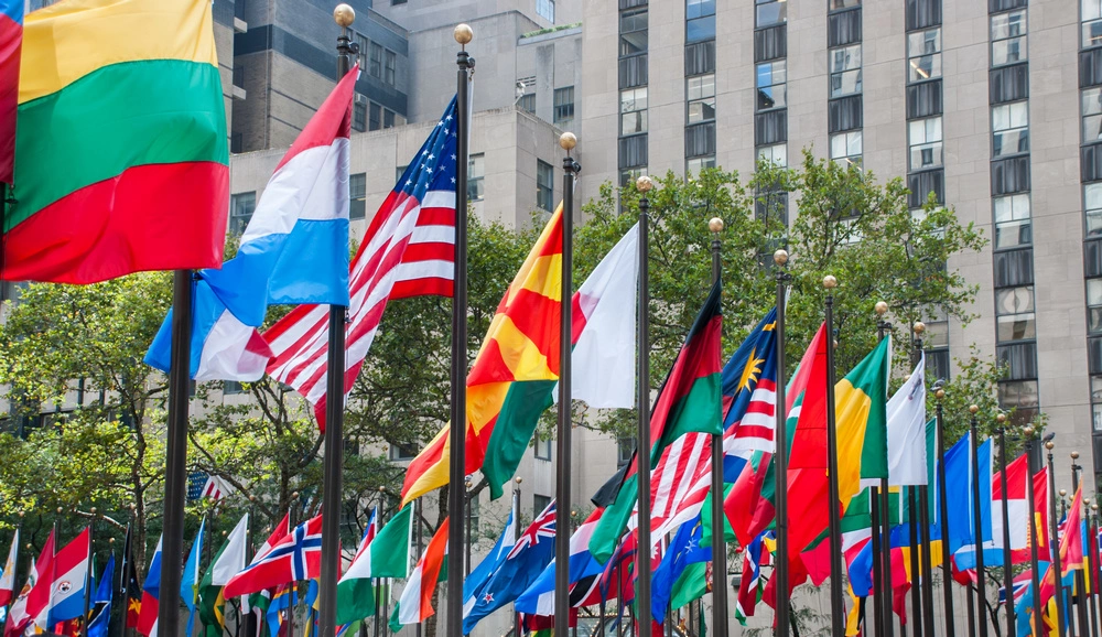Rzędy flag wszystkich państw obok siedziby ONZ w Nowym Jorku. USA