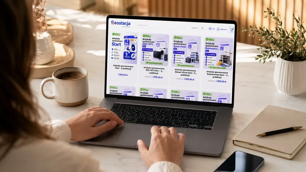 Sklep SEO Seostacja.pl z pakietami SEO i usługami pozycjonowania widoczny na ekranie laptopa
