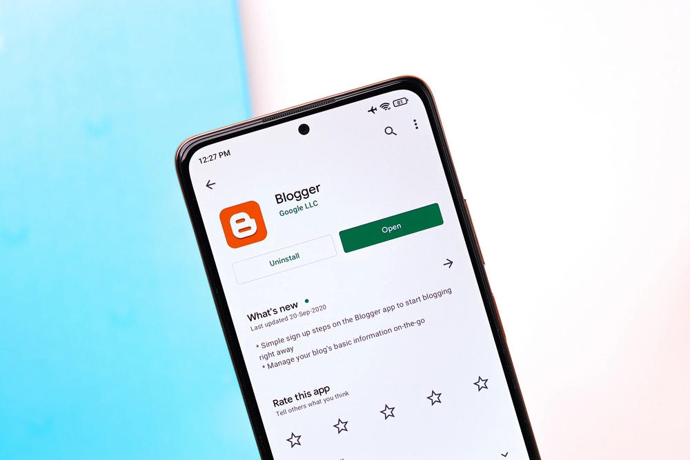 Aplikacja Blogger, znana jako Blogspot, widoczna w sklepie Google Play na ekranie smartfona