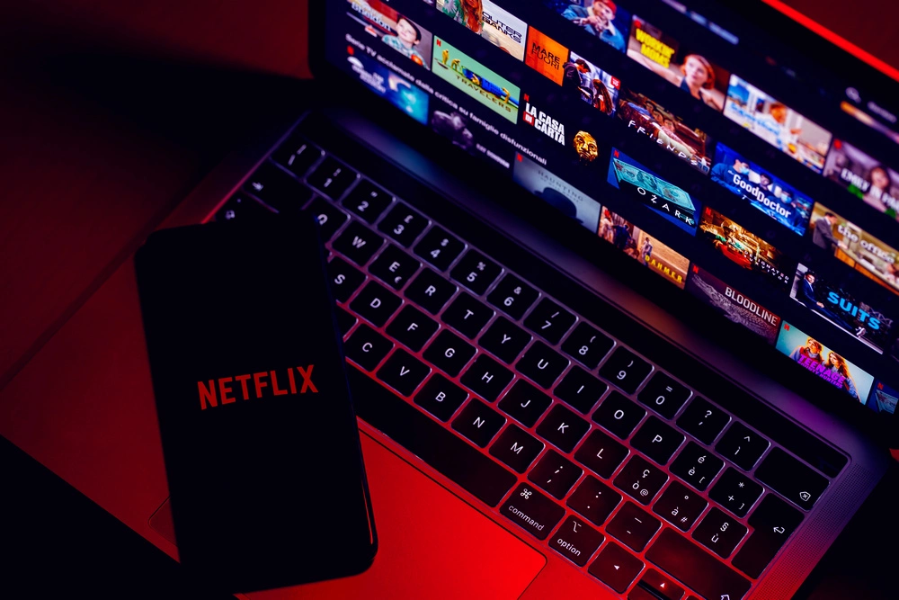 Netflix na laptopie i telefonie