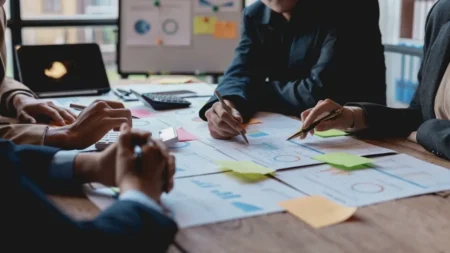 AI nie zastąpi Project Managera – zmieni natomiast sposób zarządzania projektami Zespół współpracujący przy analizie biznesowej