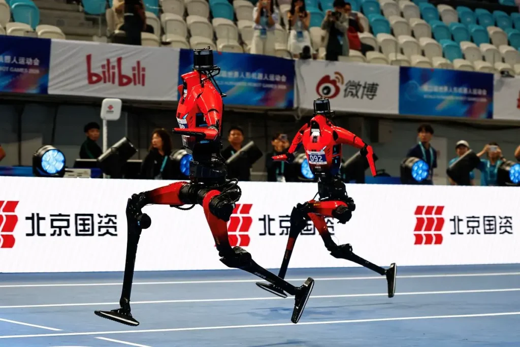 Chiński robot pobił rekord Usaina Bolta. 100 metrów przebiegł w 9,39 sekundy Humanoidalne roboty podczas wyścigu na World Humanoid Robot Games w Pekinie
