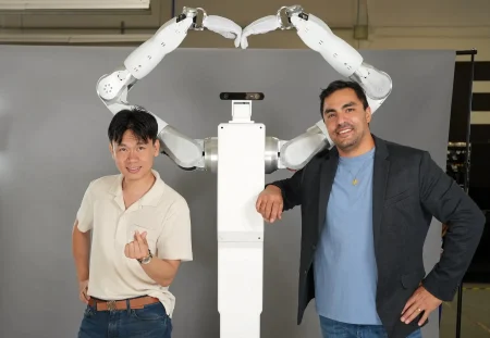 Współzałożyciele Feather Robotics, Hoa Mai i Parsa Bakhtiari, przy modułowym robocie firmy Źródło: Feather Robotics