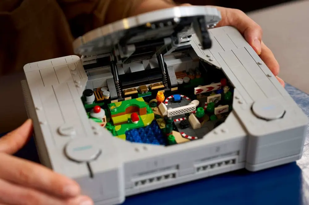 LEGO PlayStation z 1911 klocków z ukrytymi scenkami Gran Turismo i Ape Escape