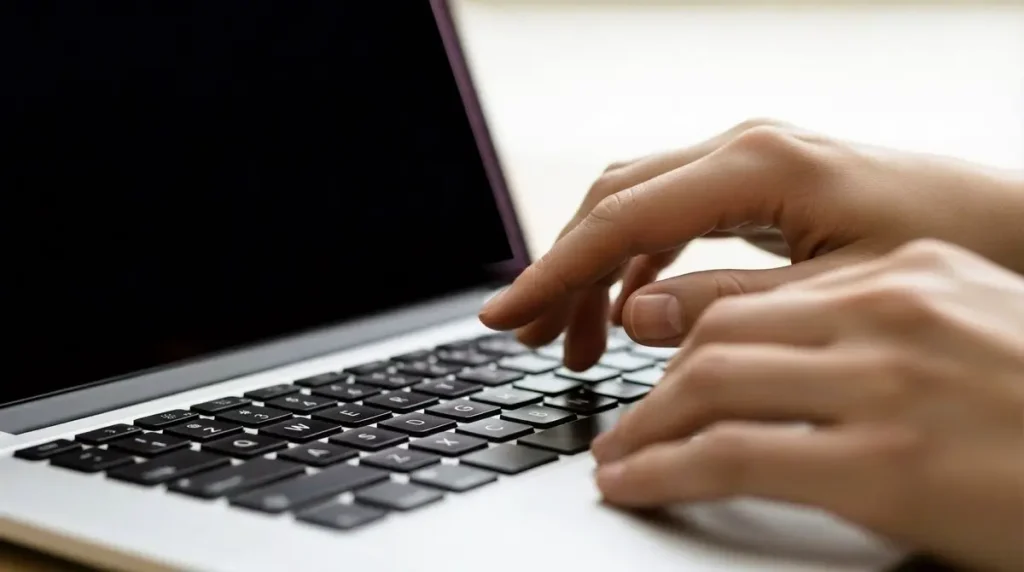 Laptop biznesowy do pracy w firmie. Źródło: Adobe Stock