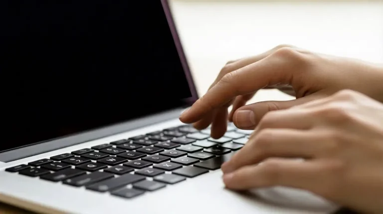 Laptopy dla firm: kiedy zakup nowego sprzętu przestaje się opłacać Laptop biznesowy do pracy w firmie. Źródło: Adobe Stock