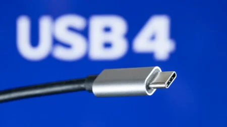 USB4 – przewód USB-C na niebieskim tle z oznaczeniem standardu USB4