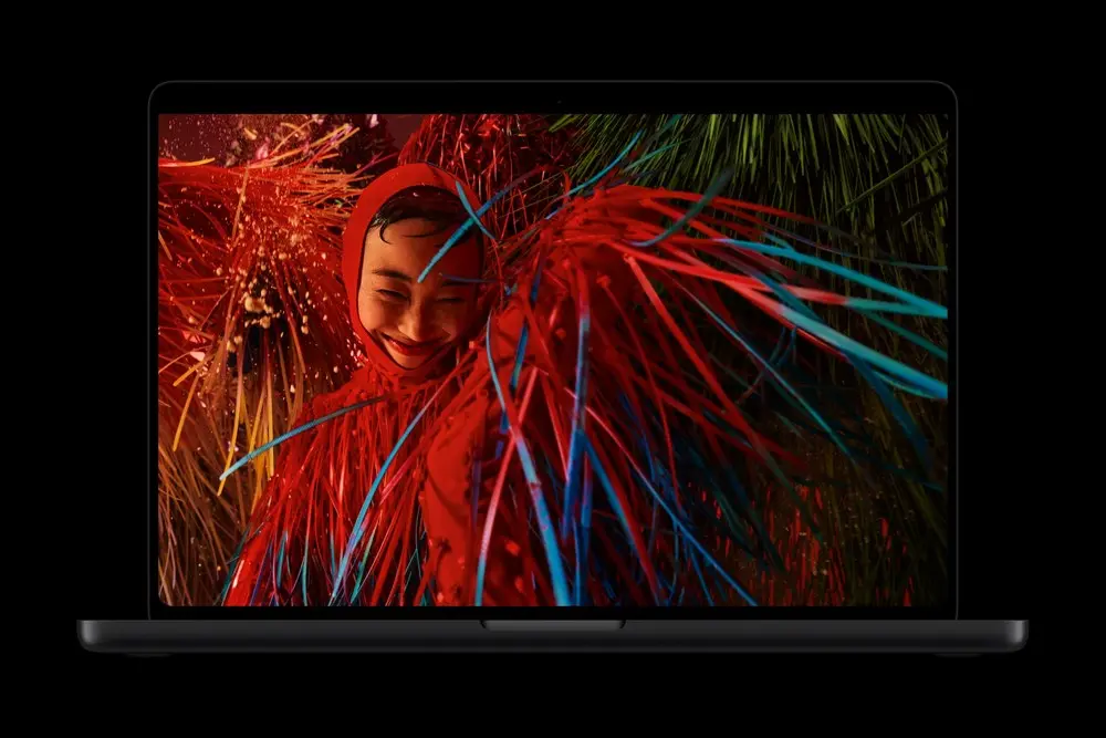 Apple MacBook Pro 2026 z ekranem PROLED XDR OLED prezentującym szeroką gamę kolorów P3 i Adobe RGB